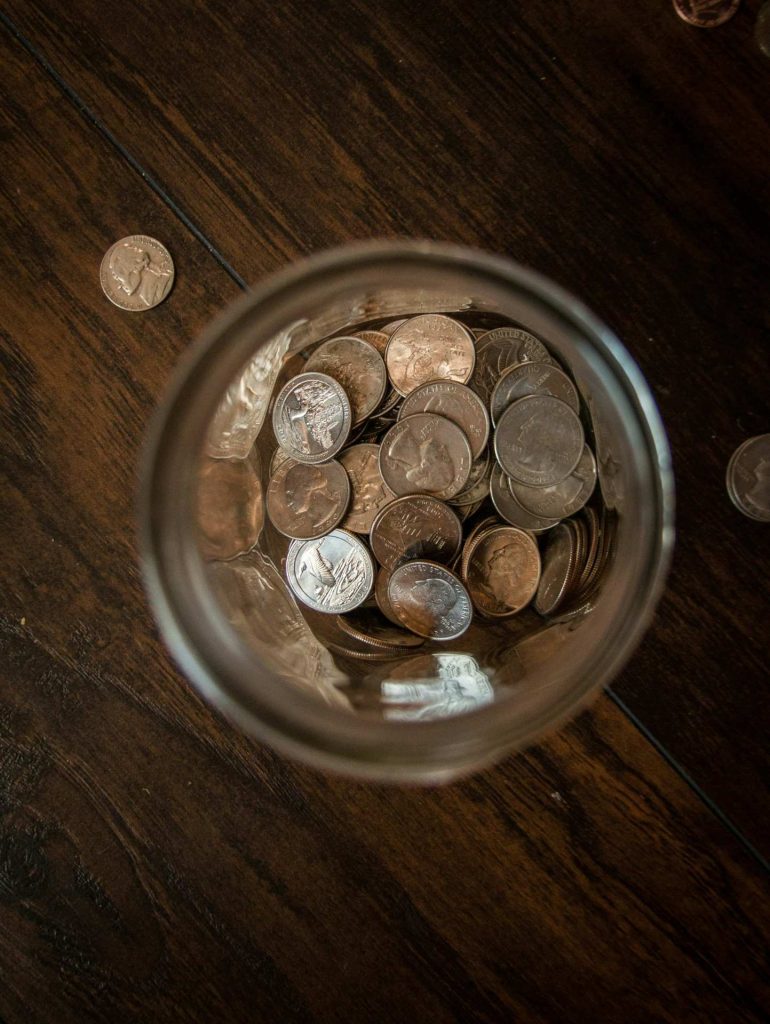 Monedas en un frasco de vidrio